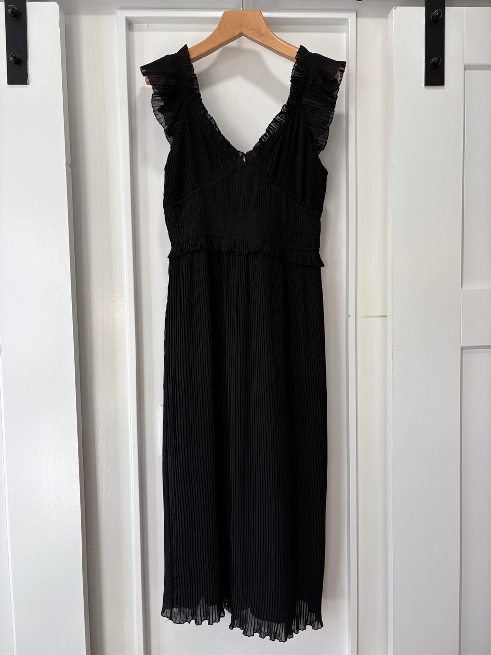 Black V-Neck Ruffle-Shoulder Pleated Midi Dress Size Small